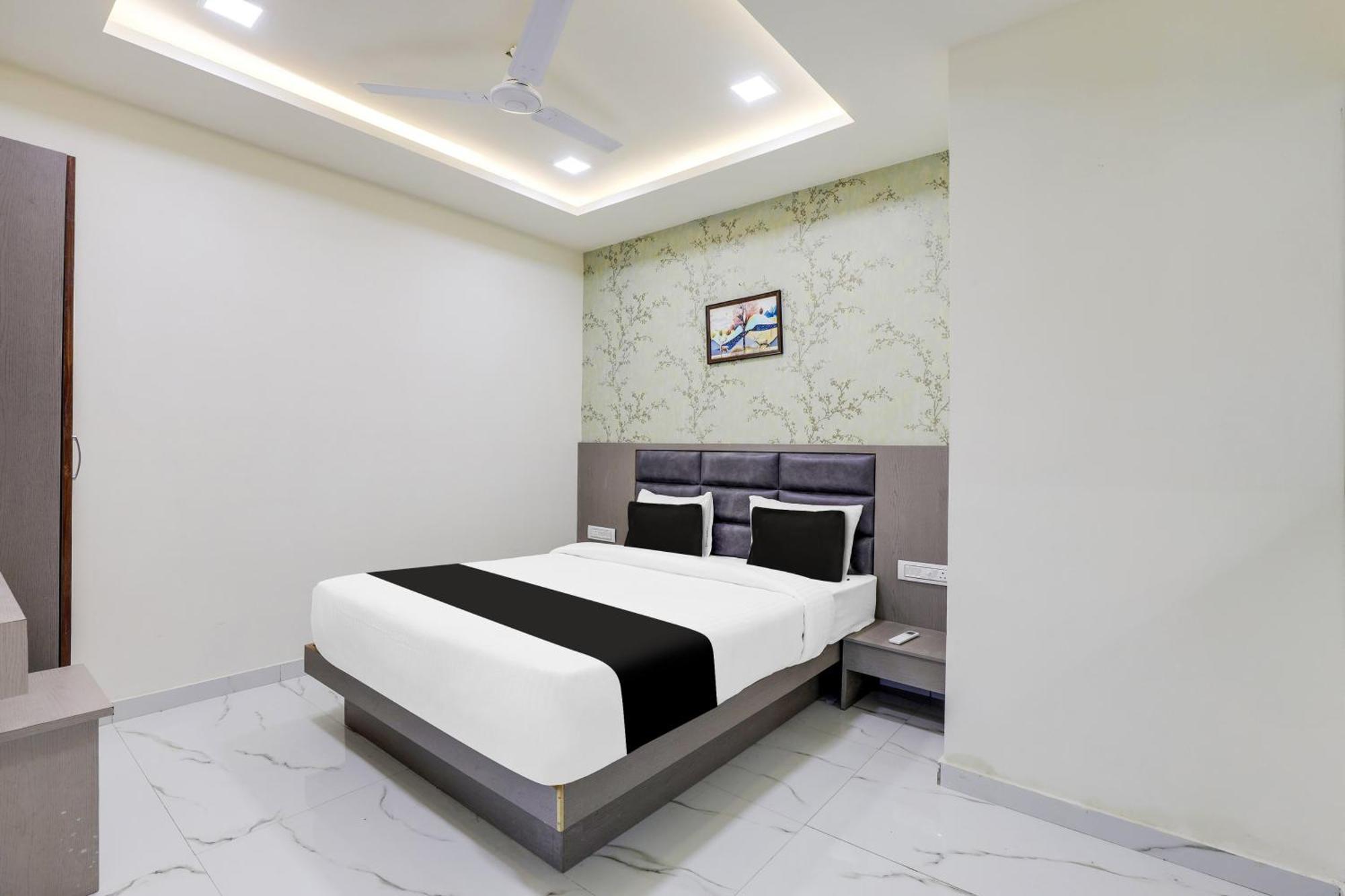 Hotel O Neek Palace Ahmedabad Exterior photo