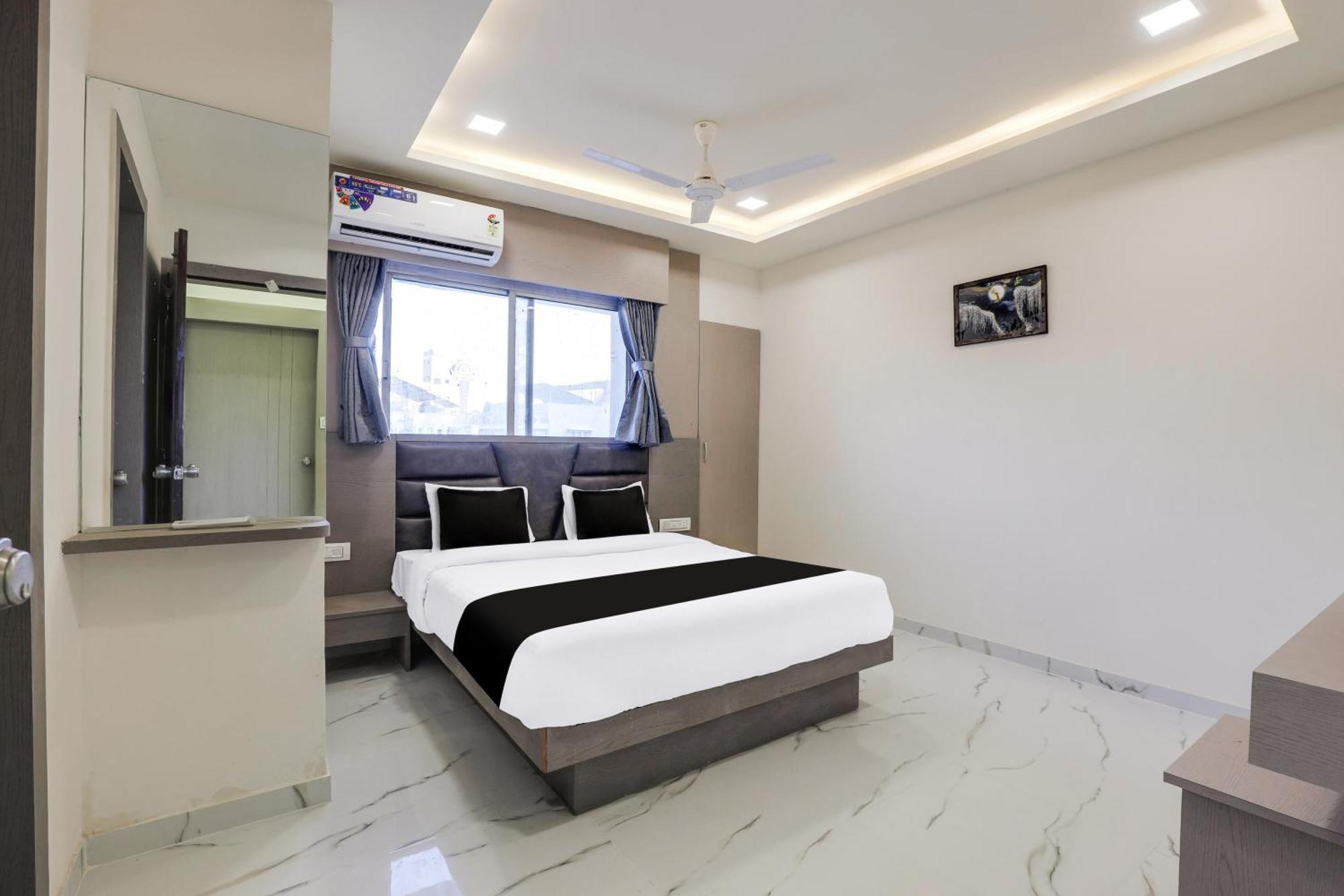 Hotel O Neek Palace Ahmedabad Exterior photo