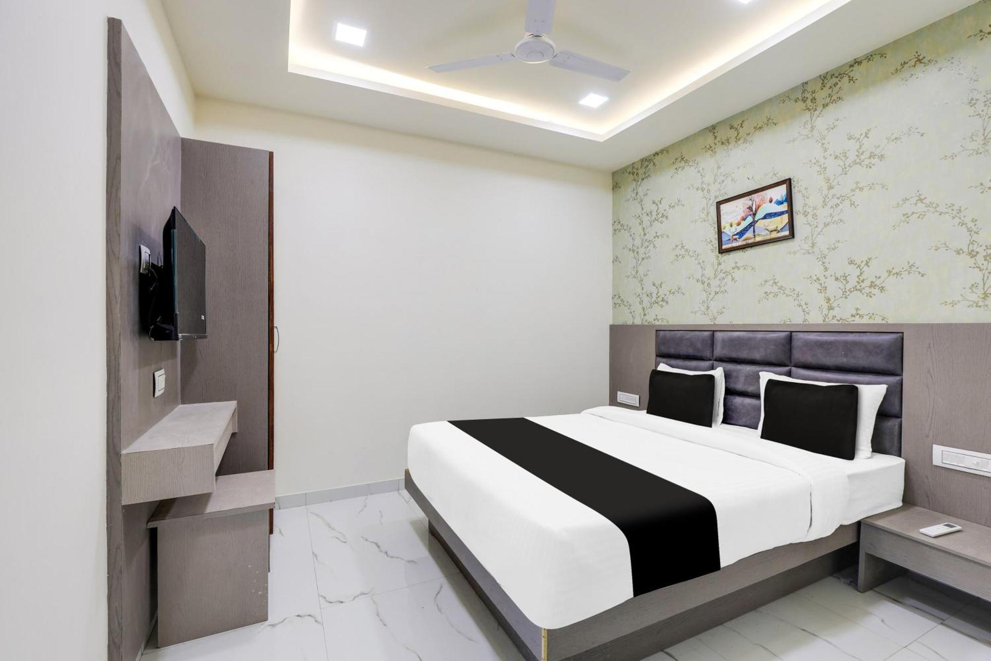 Hotel O Neek Palace Ahmedabad Exterior photo
