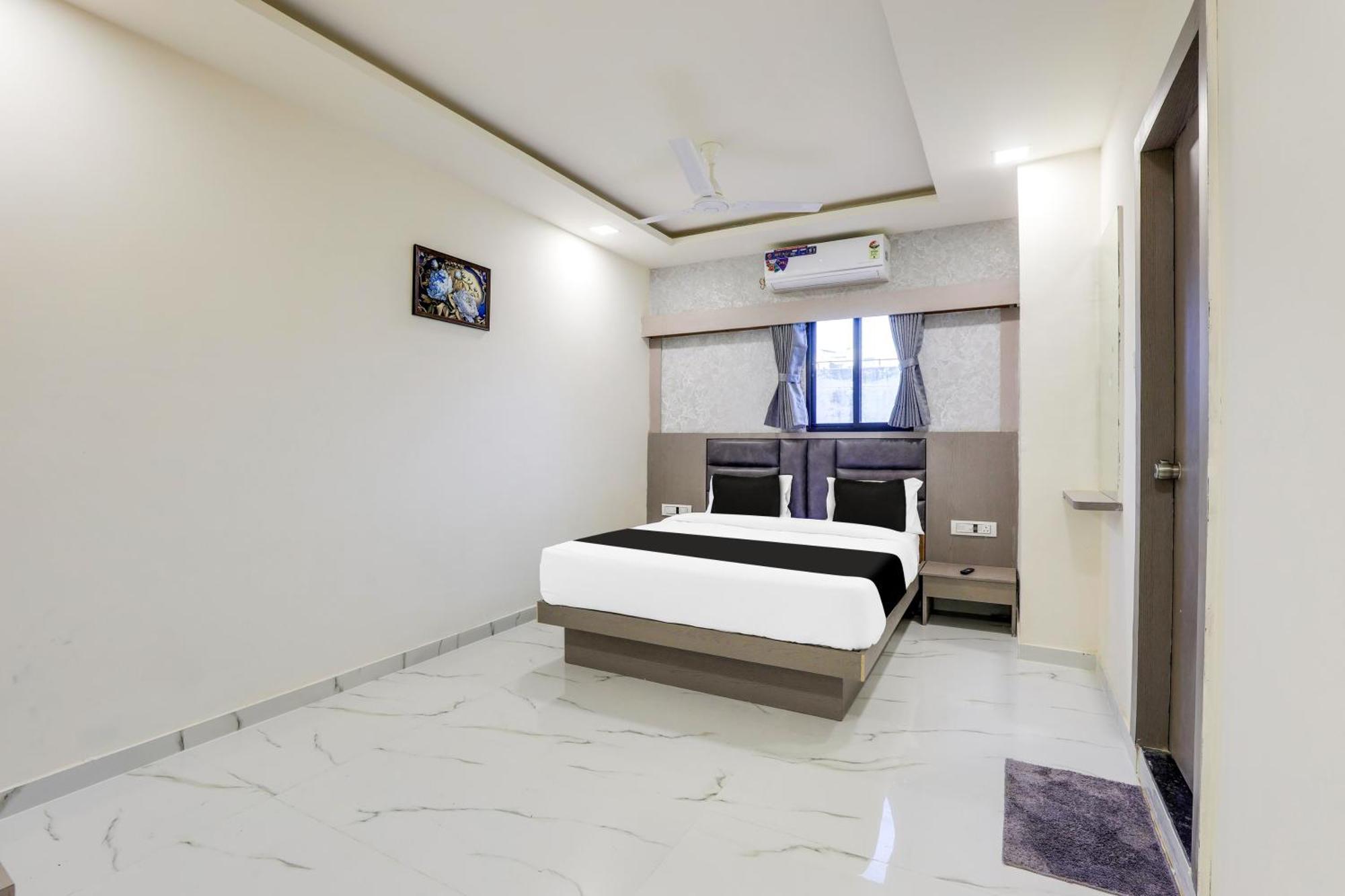 Hotel O Neek Palace Ahmedabad Exterior photo