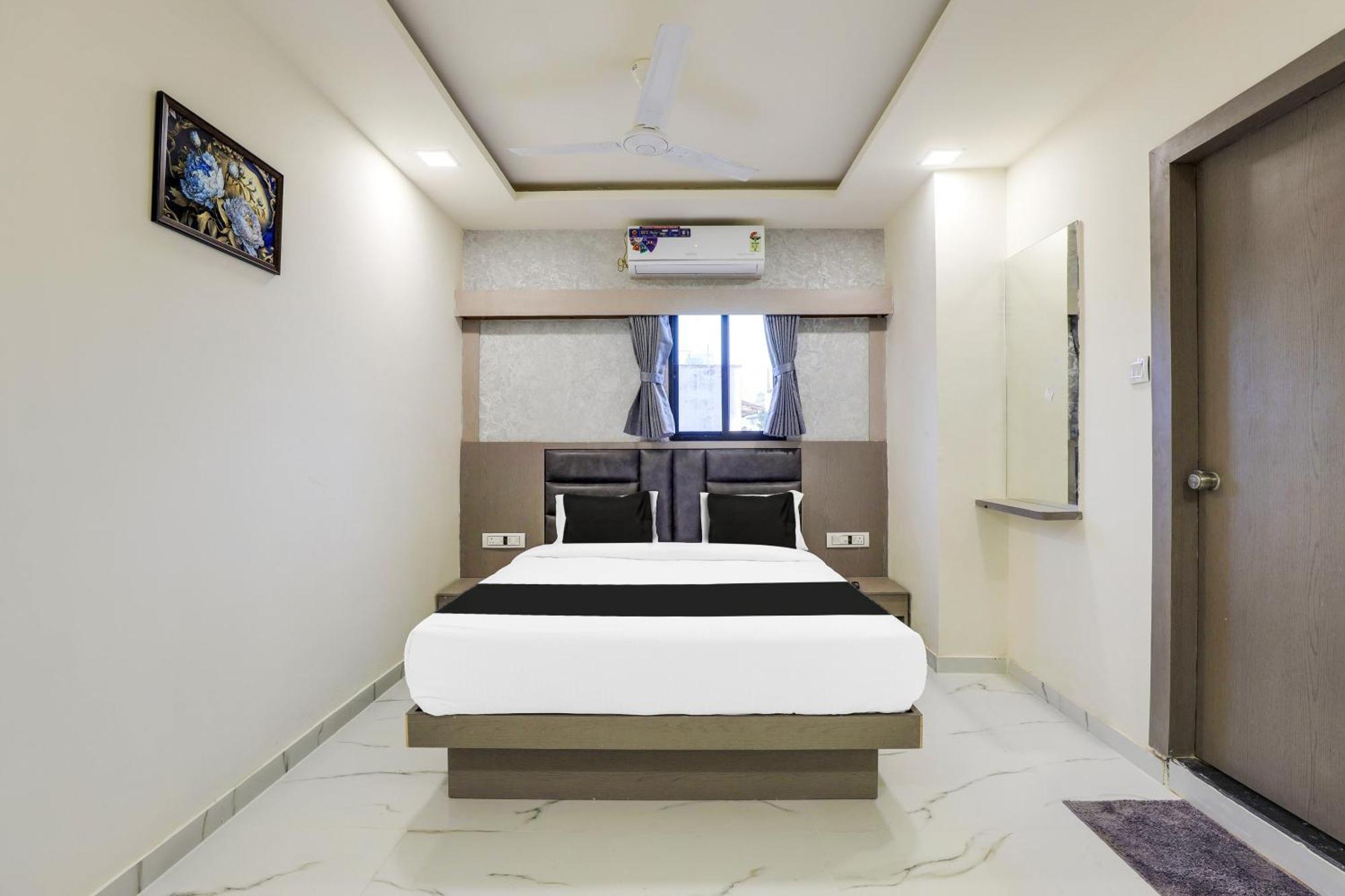 Hotel O Neek Palace Ahmedabad Exterior photo